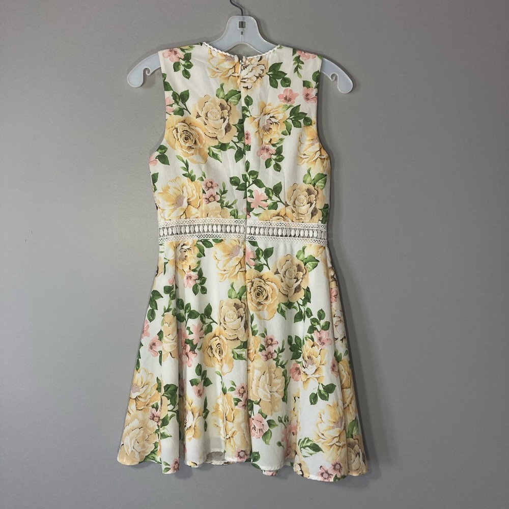 Disney Princess Dress XS 
Floral Yellow Roses
Modest 
Lacy detail
Back zip - Picture 8 of 8